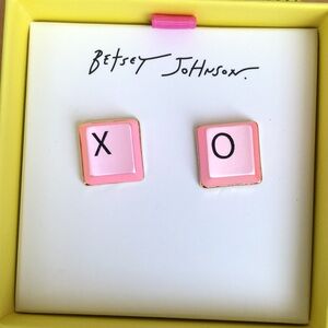 Betsey Johnson Gold Tone & Pink Enamel XO Cube Stud Earrings NIB